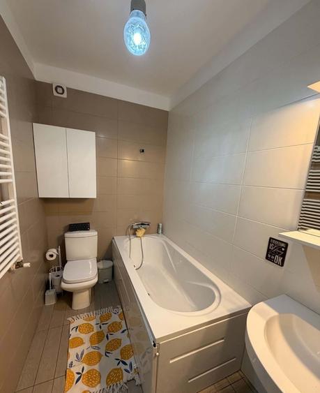 Apartament cu 3 camere semidecomandat în Berceni