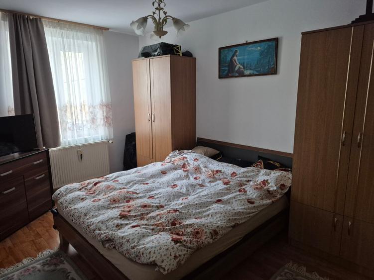 Apartament cu 3 camere decomandat în Florilor