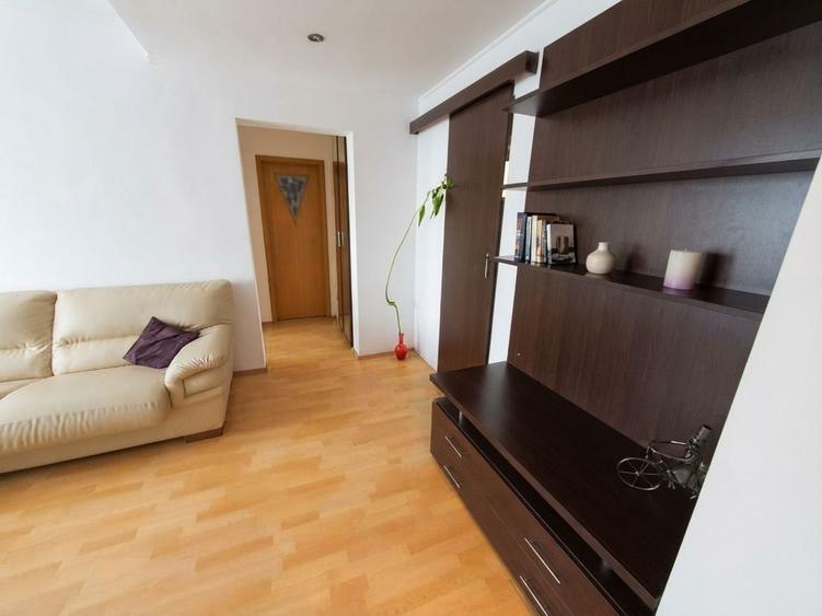Apartament cu 3 camere semidecomandat, mobilat în Barbu Văcărescu