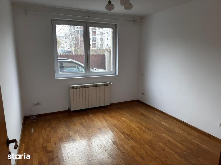 Casă cu 6 camere cu Teren 310 Mp în Apărătorii Patriei