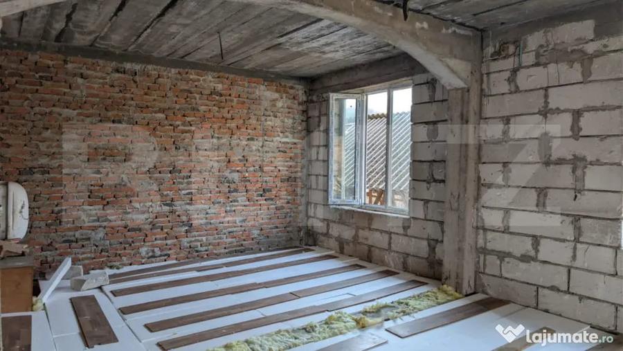 Casă cu 7 camere cu Teren 1656 Mp în Central