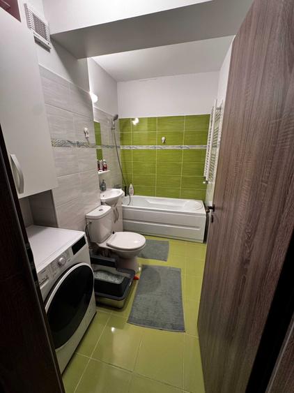 Apartament cu 3 camere decomandat în Roșu
