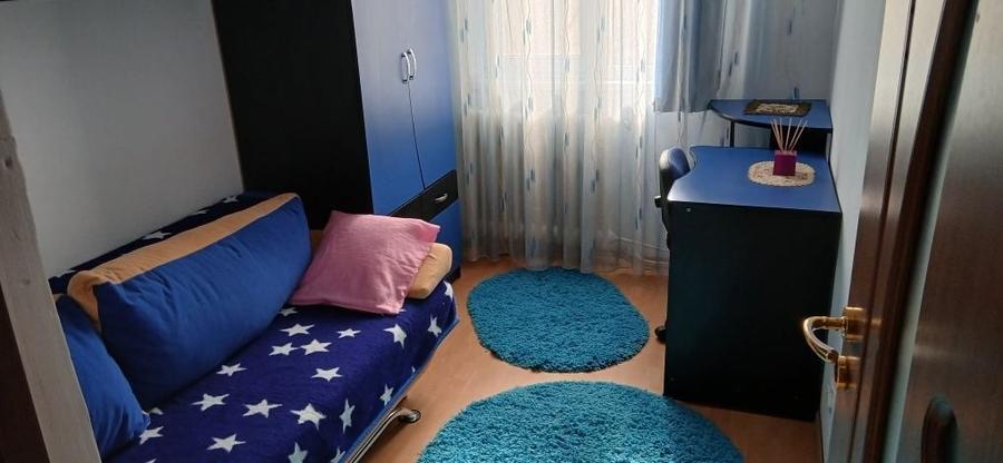 Apartament cu 3 camere semidecomandat în Exterior Vest