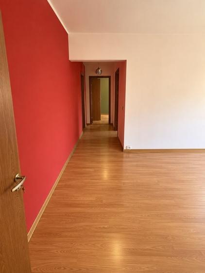 Apartament cu 3 camere semidecomandat în Km 4
