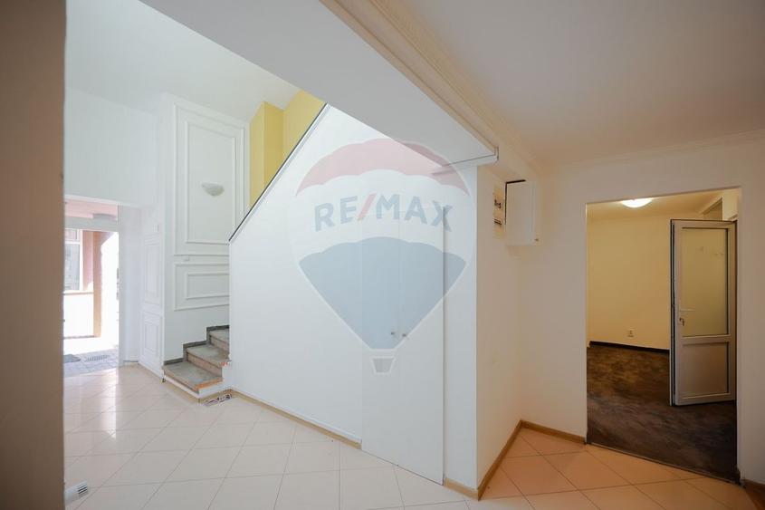 Casă individuală cu 15 camere cu Teren 380 Mp în Decebal