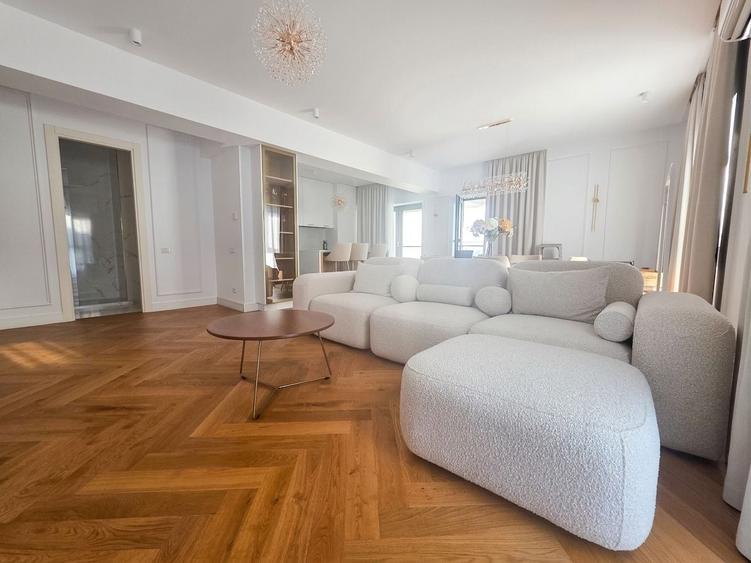 Apartament cu 4 camere decomandat în Pipera