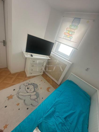 Apartament cu 3 camere semidecomandat, mobilat în Universitate