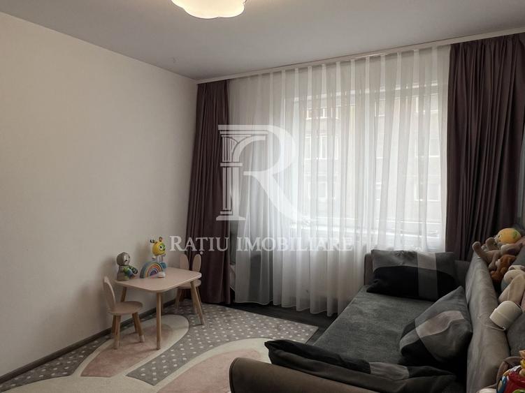 Apartament cu 3 camere nedecomandat, mobilat în Nufărul