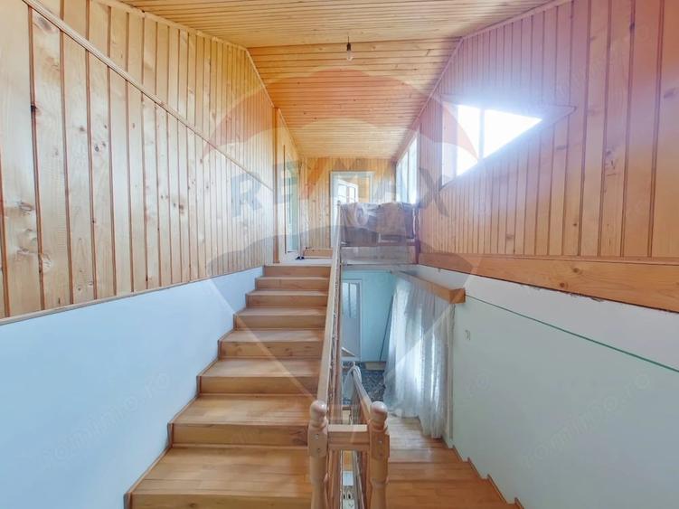 Casă cu 8 camere cu Teren 2694 Mp în Rona de Sus