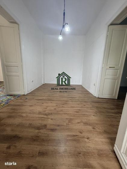 Casă cu 2 camere decomandat în Central