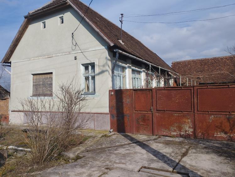 Casă individuală cu 5 camere cu Teren 1800 Mp în Buteni
