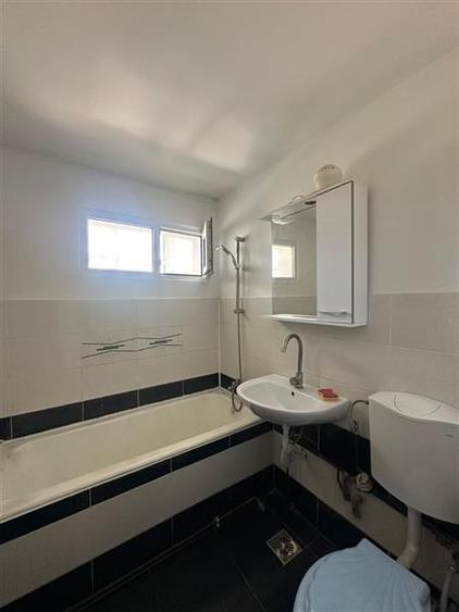 Apartament cu 2 camere semidecomandat, mobilat în Podu Roș
