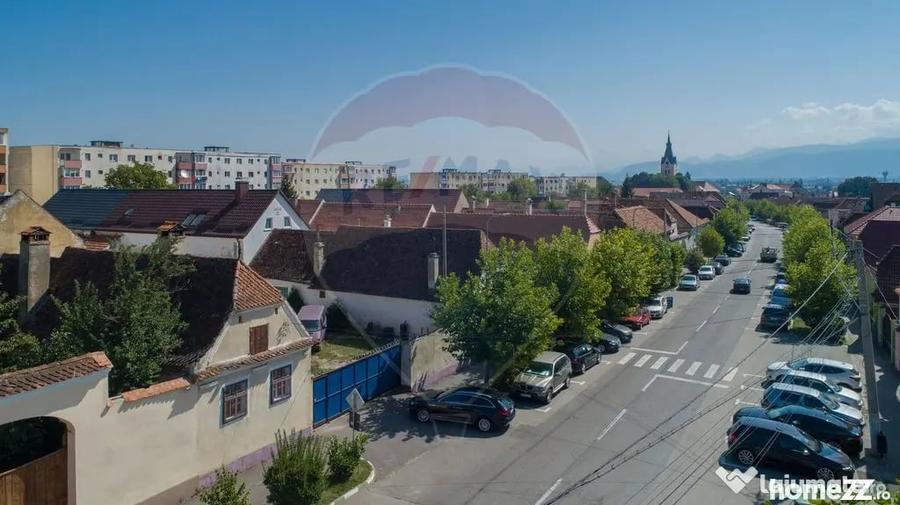 Casă cu 9 camere cu Teren 1236 Mp în Central