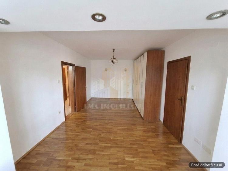 Apartament cu 4 camere semidecomandat în Triaj