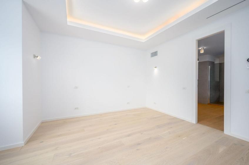 Casă individuală cu 8 camere cu Canalizare în Dorobanți