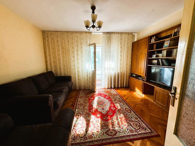Apartament cu 3 camere decomandat în Podul de Fier