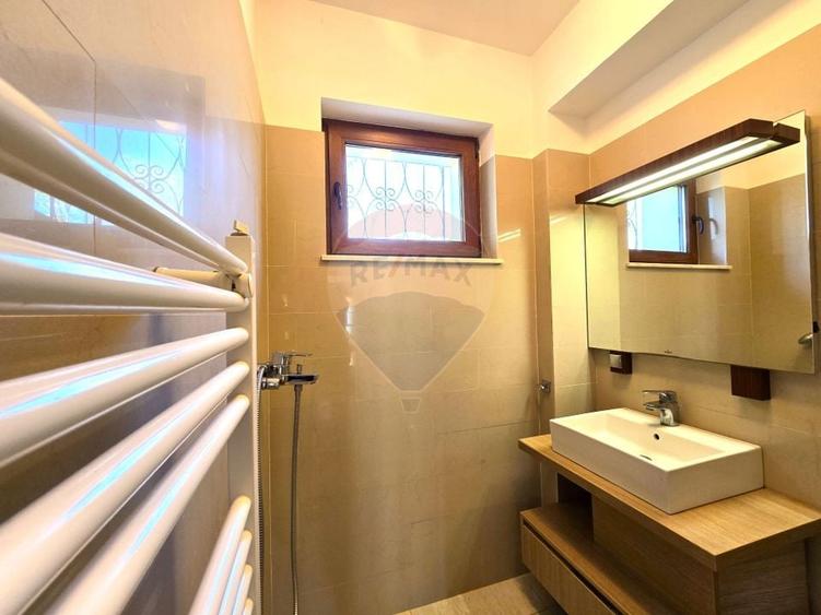 Casă individuală cu 7 camere cu Teren 7610 Mp în Snagov