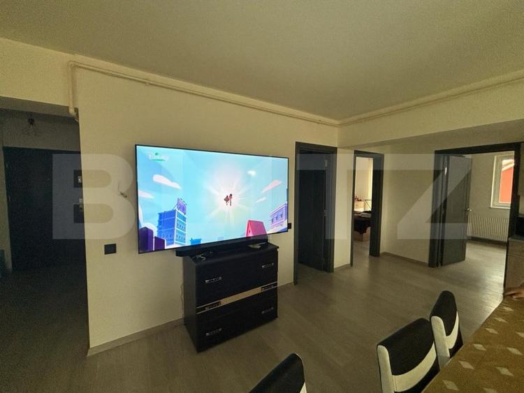 Apartament cu 3 camere semidecomandat, mobilat în Calea Moldovei