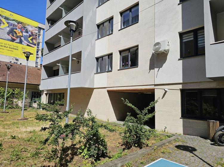 Birou, de 62.900001525879 mp, în Central