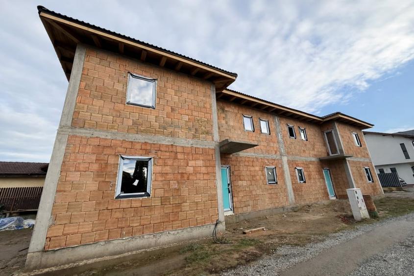 Duplex cu 5 camere cu Canalizare în Florești
