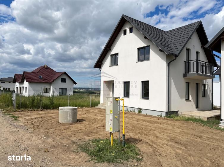 Casă cu 4 camere decomandat cu Teren 250 Mp în Ipotești