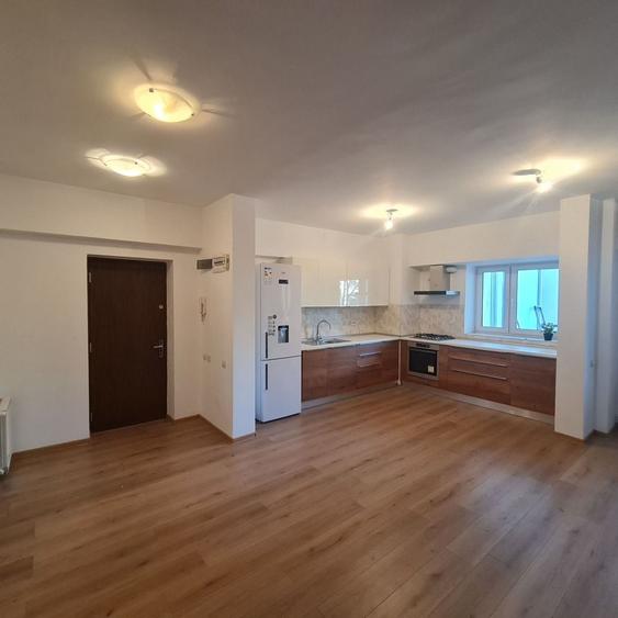 Apartament cu 3 camere decomandat în Băneasa