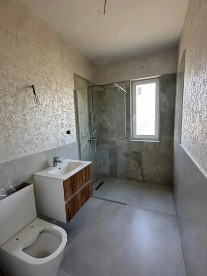 Apartament cu 3 camere decomandat în Plopi