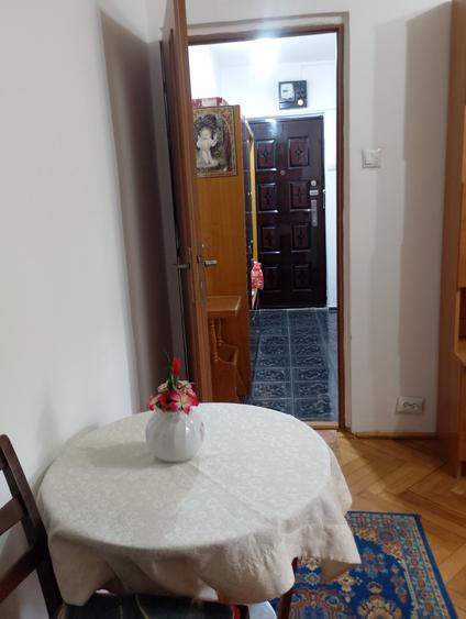 Apartament cu 2 camere semidecomandat în Girocului