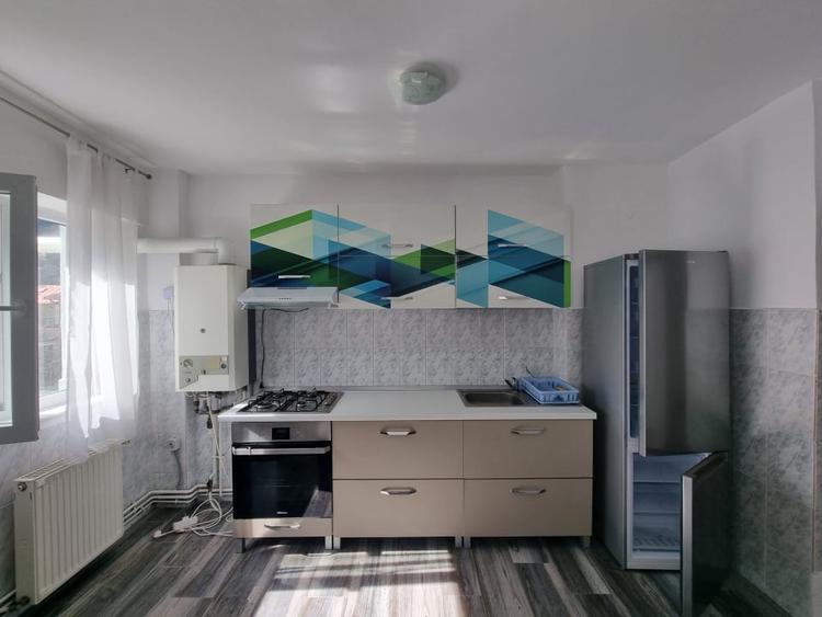 Apartament cu 3 camere semidecomandat, mobilat în Azuga