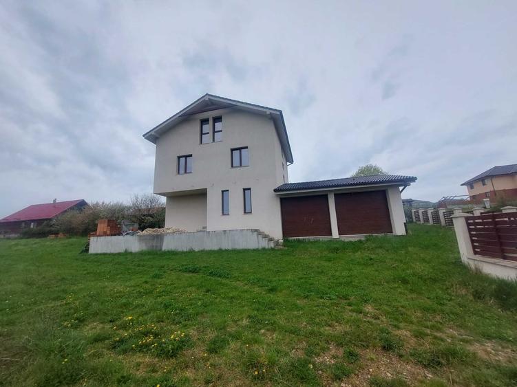 Casă cu 4 camere în Corușu