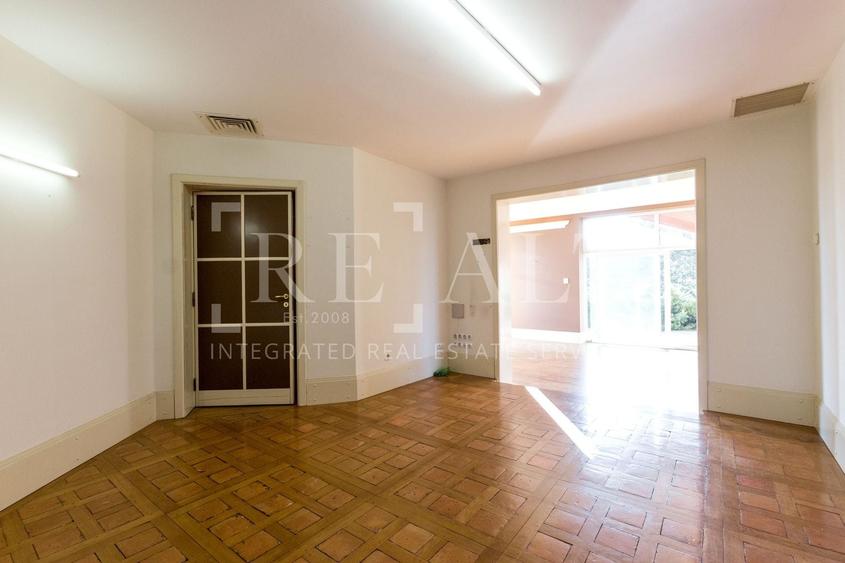 Casă individuală cu 8 camere cu Canalizare în Pipera
