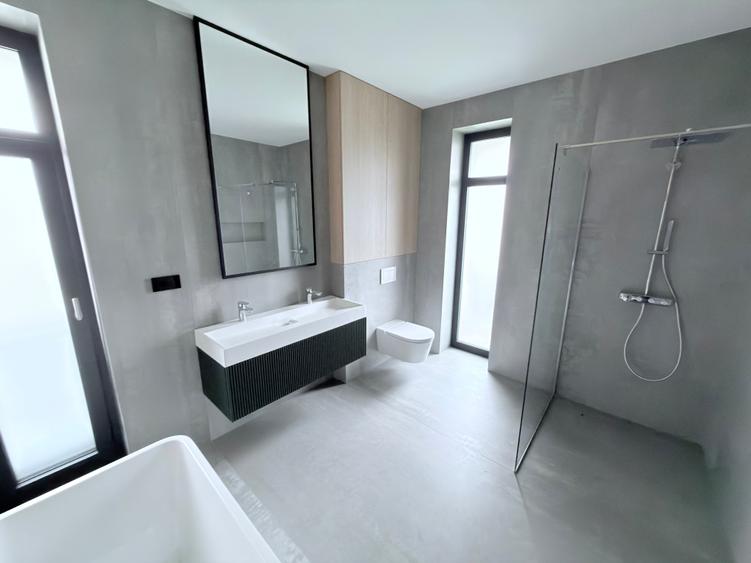 Casă individuală cu 5 camere cu Teren 1000 Mp în Central