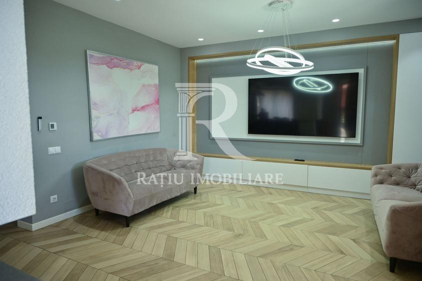 Casă individuală cu 9 camere cu Canalizare în Sânmartin