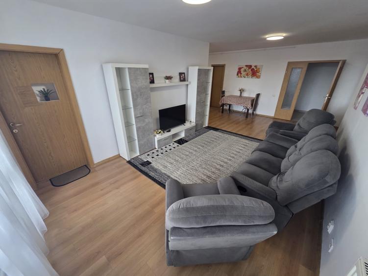 Apartament cu 4 camere semidecomandat în Central