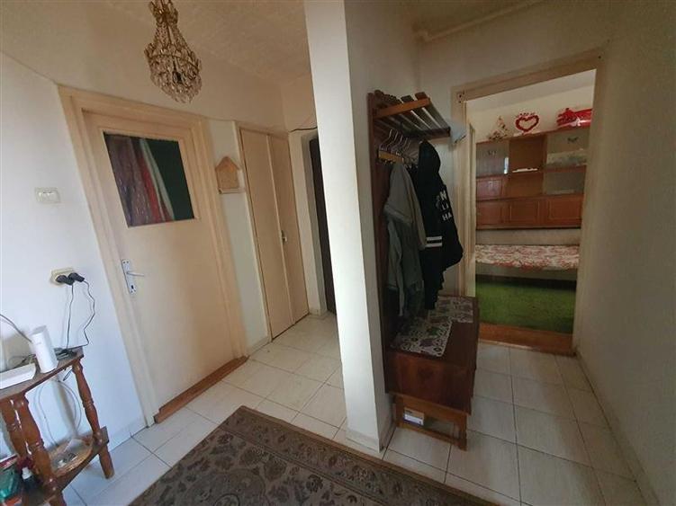 Apartament cu 3 camere decomandat, mobilat în Dâmbovița