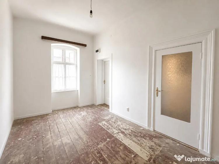 Apartament cu 4 camere semidecomandat în Centrul Istoric