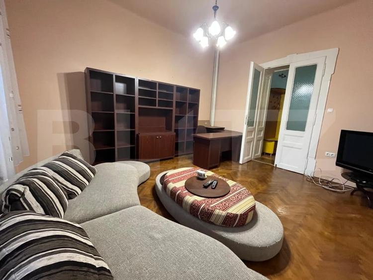 Apartament cu 2 camere semidecomandat, mobilat în Central