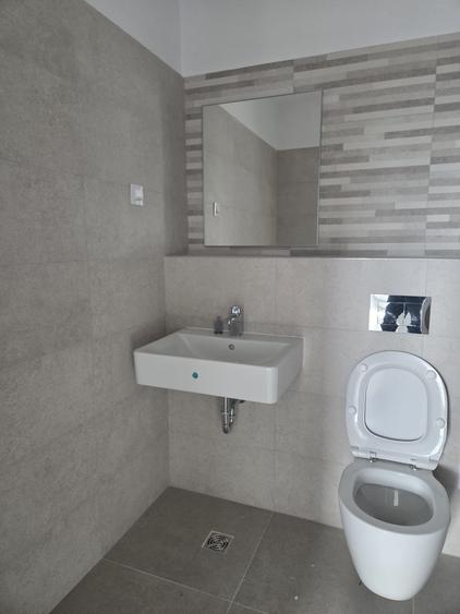 Apartament cu 3 camere decomandat în Tractorul