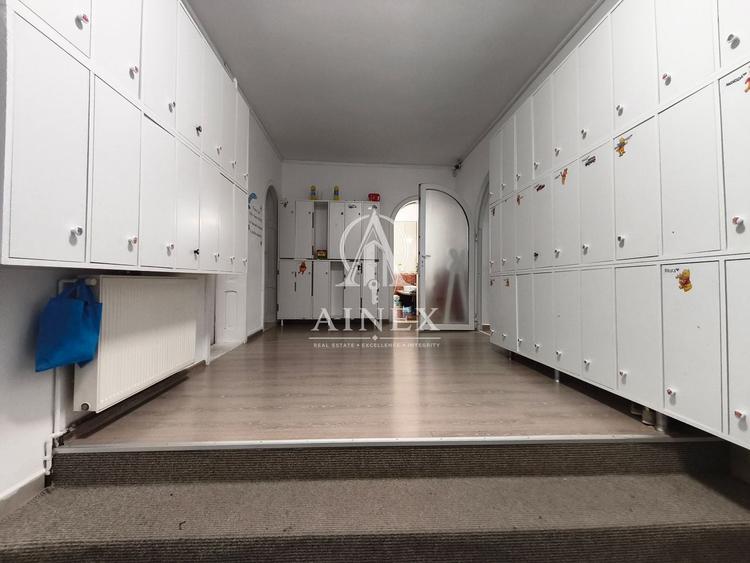 Casă individuală cu 8 camere cu Canalizare în Lipovei