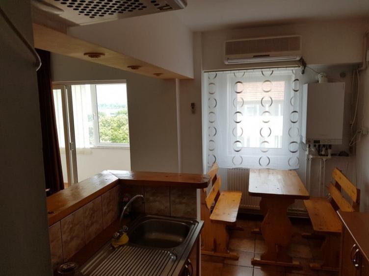 Apartament cu 2 camere decomandat în Delfinariu