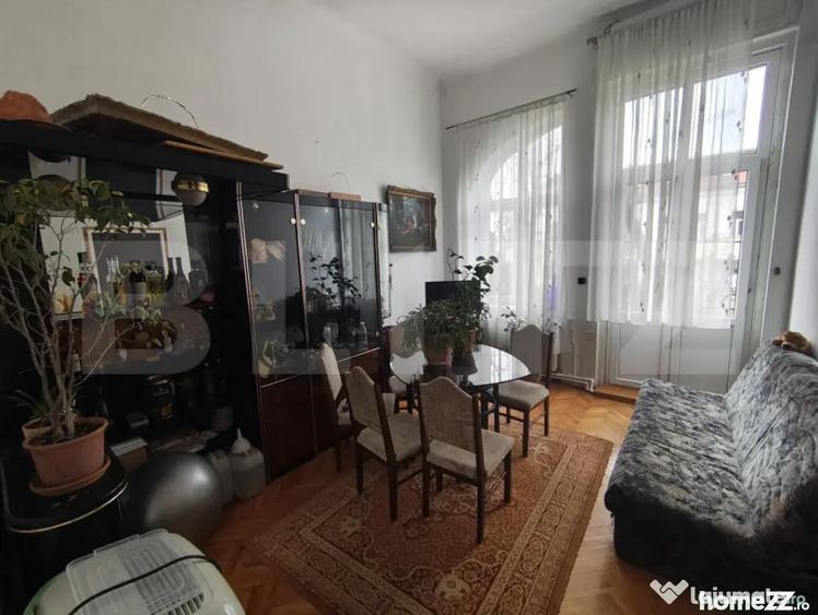 Apartament cu 5 camere decomandat în Central