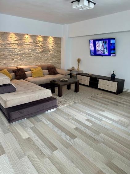 Apartament cu 3 camere decomandat, mobilat în Peninsula