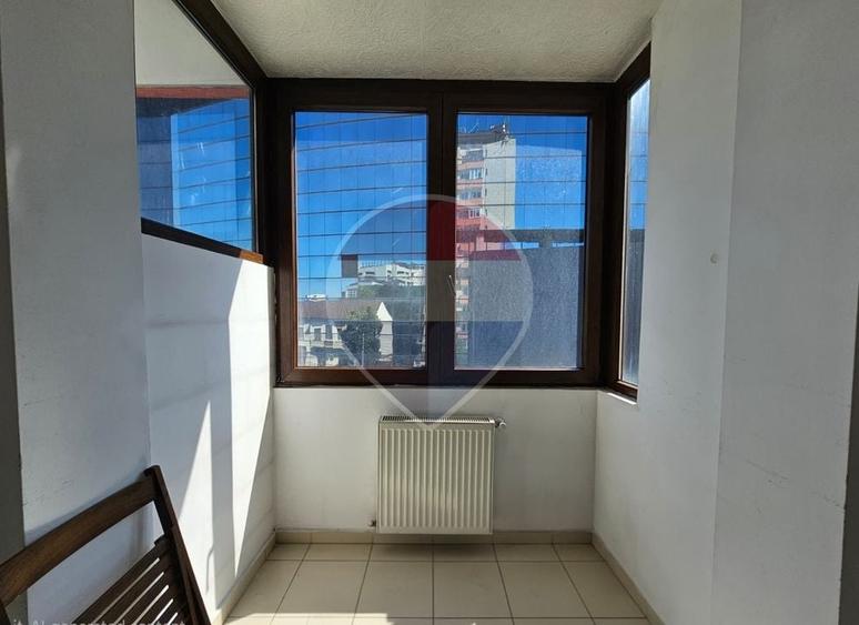 Apartament cu 3 camere semidecomandat, mobilat în P-ța Mihai Viteazul