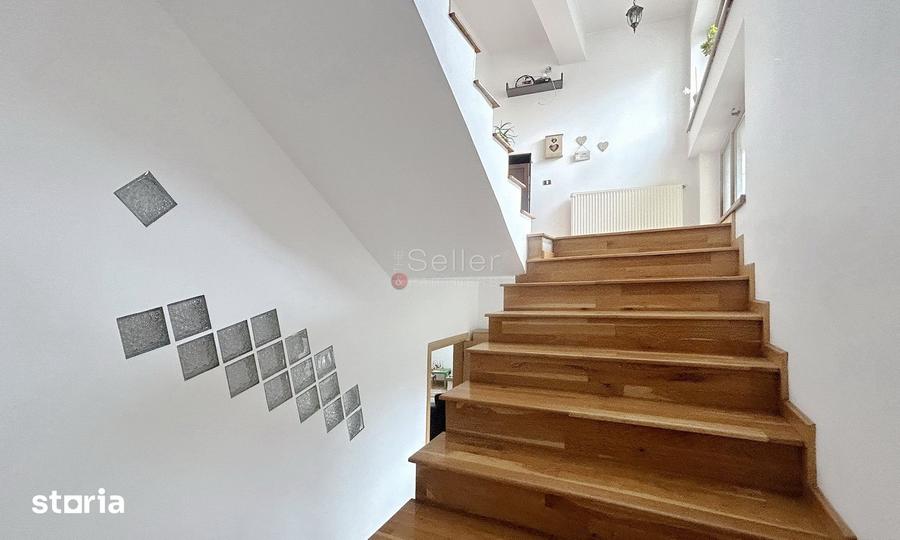 Casă cu 7 camere cu Teren 178 Mp în Florilor