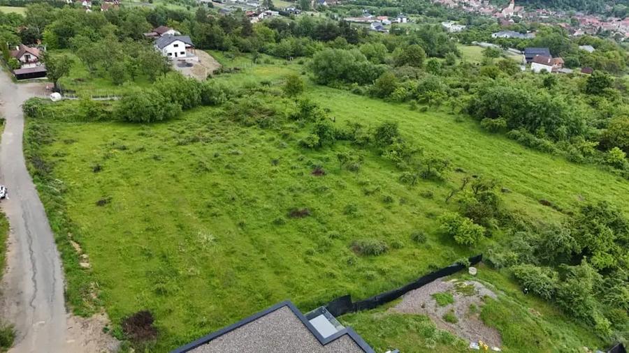 Teren de 1300 mp, în Cisnădioara