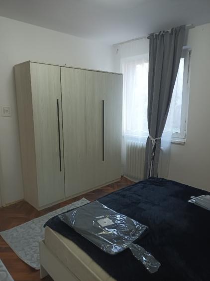 Proprietar inchiriez apartament 4 camere  - 4