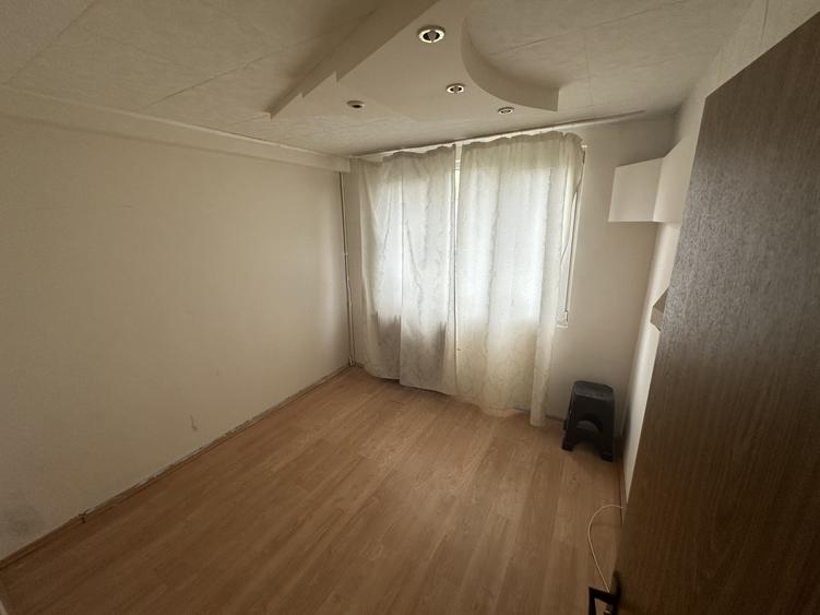 Apartament cu 3 camere semidecomandat în Berceni