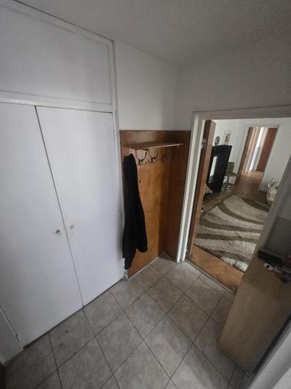 Apartament cu 3 camere semidecomandat în Dristor