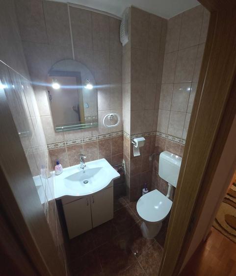 Apartament cu 3 camere semidecomandat, mobilat în Aradului