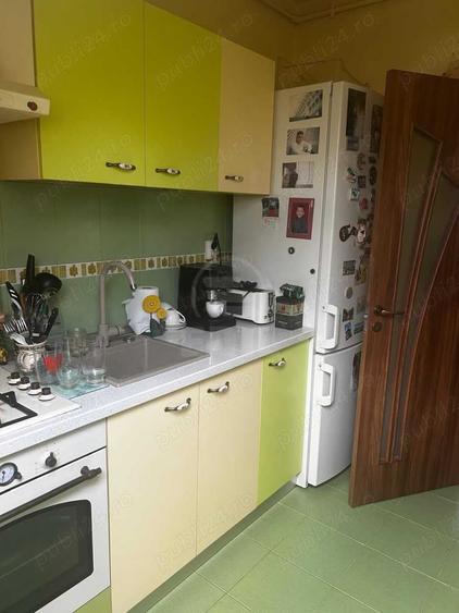 Apartament cu 3 camere semidecomandat în Florești